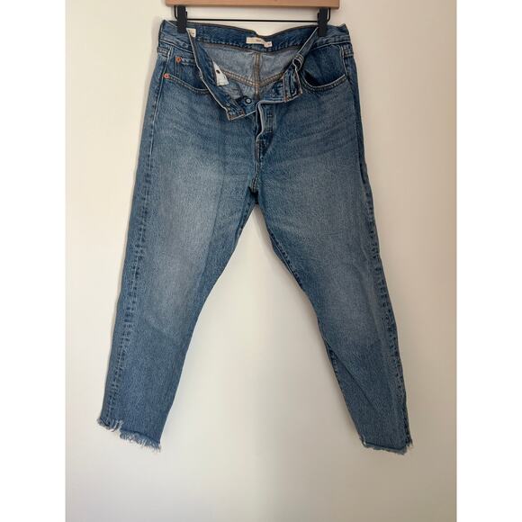 Levi Wedgie Fit  Straight Leg Distressed Ankle Jeans - Picture 1 of 6